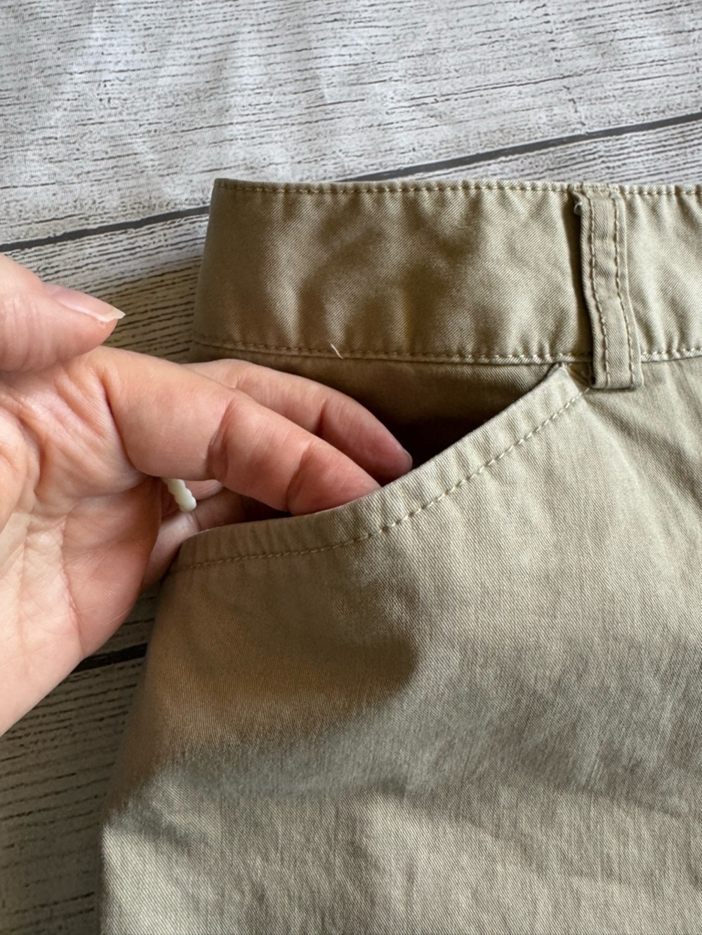 Eddie Bauer Mercer Fit Khaki Flat Front Chino Shorts women’s Size 8 - Picture 3 of 8